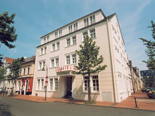 Vierstöckiges Arthotel ANA Fleur im klassischen Stil, umgeben von Bäumen, unter blauem Himmel.