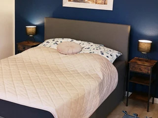 fewo_montreux_schlafbereich.JPG Schlafzimmer mit Doppelbett und Bild darüber