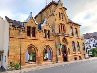 fewo_montreux_aussenansicht.jpg Haus aus gelbem Backstein mit großen fenstern und schönen Türmchen