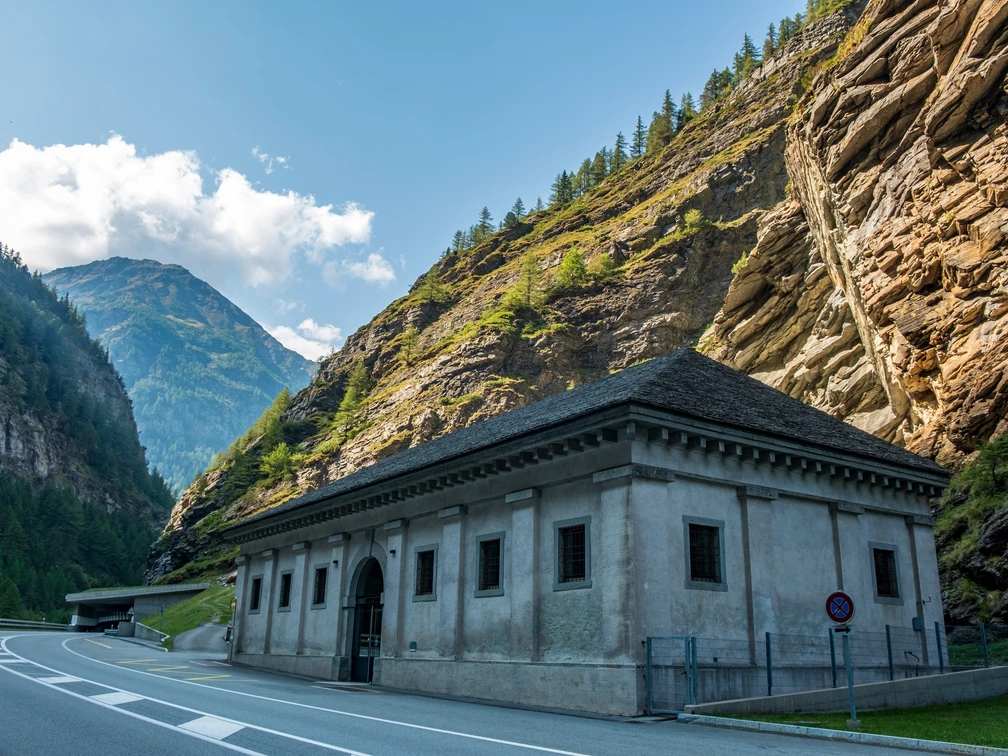 Wanderung Simplon Dorf - Alpjerbidi - Alpjen - Alte Kaserne (Gondoschlucht) Aussenaufnahme der Alten KaserneExterior view of the Old BarracksVue extérieure de l'ancienne caserne