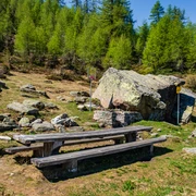 2021-07-05_10-17-41.jpg Tisch der Feuerstelle WasenalpWasenalp fireplace tableTable près du foyer Wasenalp