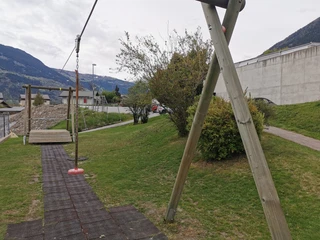 Spielplatz-Ried-Brig-Schulhaus (4).jpg Bild von der Spiel-SeilbahnPicture of the toy cable carPhoto de la télécabine ludique