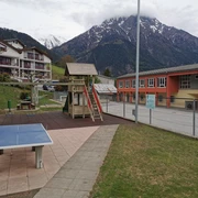 Spielplatz-Ried-Brig-Schulhaus (3).jpg Bild vom Tischtennistisch und dem KletterturmPicture of the table tennis table and the climbing towerPhoto de la table de ping-pong et de la tour d'escalade