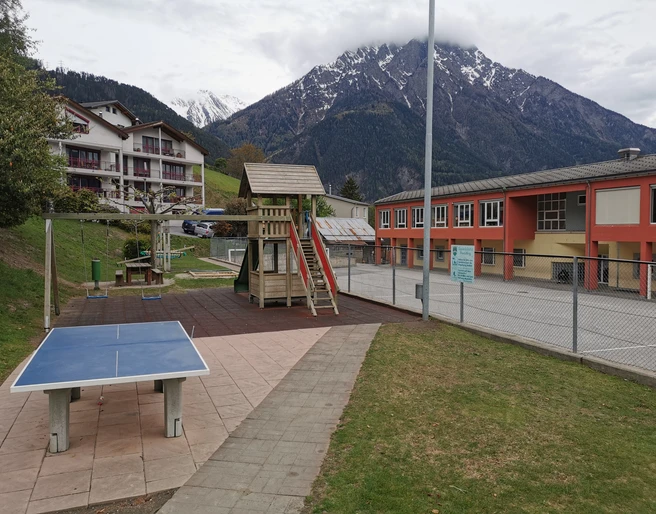 Spielplatz-Ried-Brig-Schulhaus (3).jpg Bild vom Tischtennistisch und dem KletterturmPicture of the table tennis table and the climbing towerPhoto de la table de ping-pong et de la tour d'escalade