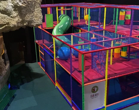 Starkids-Indoor-Spielplatz-Brig.jpg Innenaufnahme des Star Kids Indoor SpielplatzesInterior view of the Star Kids indoor playgroundVue intérieure de l'aire de jeux Star Kids Indoor
