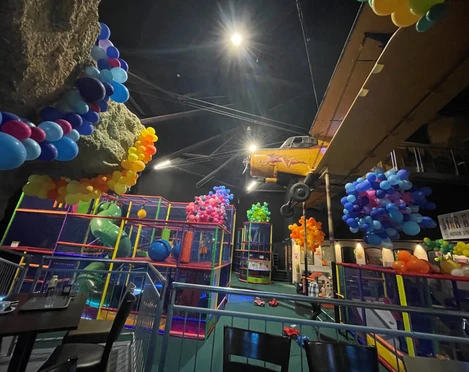 Starkids.jpg Innenaufnahme des Star Kids Indoor SpielplatzesInterior view of the Star Kids indoor playgroundVue intérieure de l'aire de jeux Star Kids Indoor