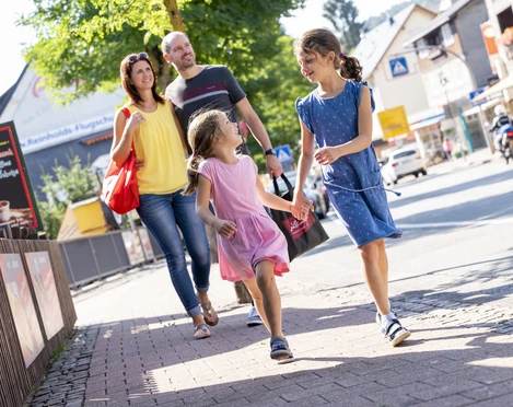 familie-shopping-hauptstrasse-willingen_c__wolfgang-detemple-tourist-info-willingen.jpg