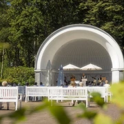 Kurkonzert draußen in der Musikmuschel, im Gräflichen Park Bad Driburg.