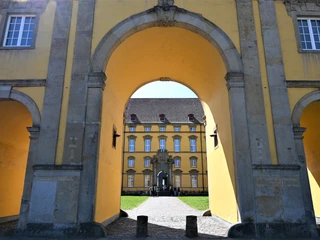 Zicht op de binnenplaats van het kasteel Blick in den SchlossinnenhofView into the castle courtyardZicht op de binnenplaats van het kasteel