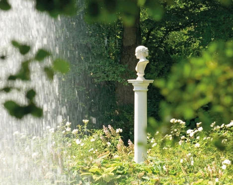 Diotima im Gräflichen Park Beleuchtete Diotima am Wasser im Gräflichen Park.