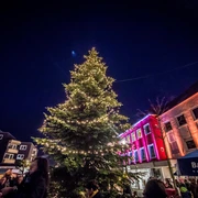 Adventsmarkt in Bad Driburg Adventsmarkt in Bad Driburg mit beleuchtetem Tannenbaum in der Mitte.