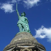 Hermannsdenkmal_Teutoburger Wald Tourismus_Bohlken_1600.jpg Blick auf das Hermannsdenkmal im Teutoburger Wald, mit erhobenem Schwert vor blauem Himmel.