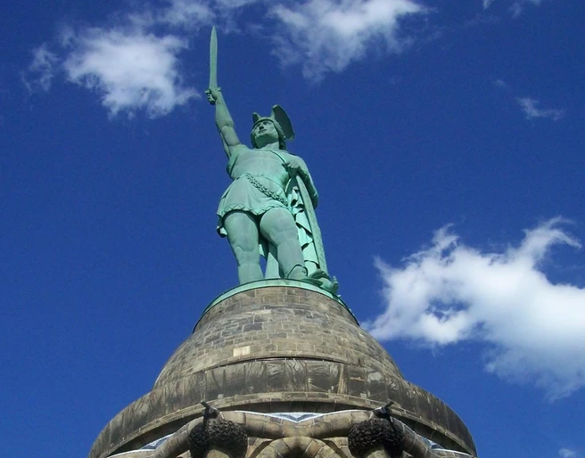 Hermannsdenkmal_Teutoburger Wald Tourismus_Bohlken_1600.jpg Blick auf das Hermannsdenkmal im Teutoburger Wald, mit erhobenem Schwert vor blauem Himmel.