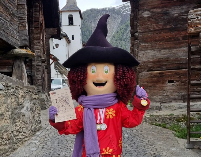 Vero im alten Dorf mit Hexenpass und Medaillen