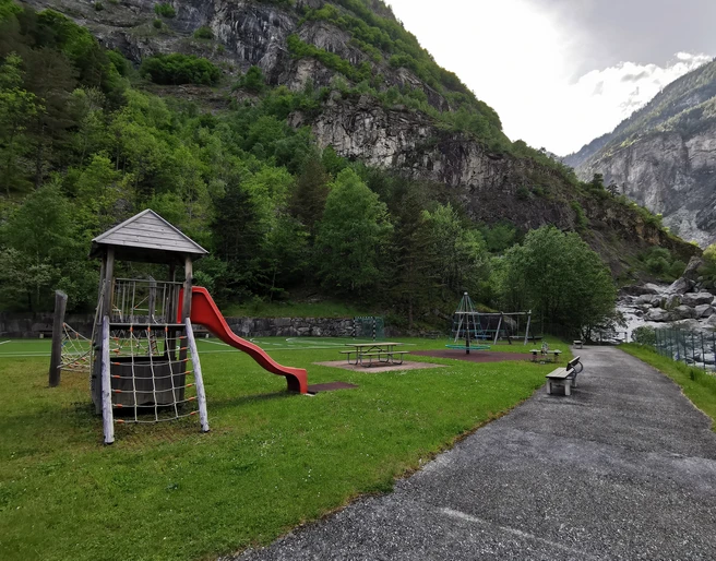 Spielplatz Gondo (2).jpg Bild vom KletterturmPicture of the climbing towerPhoto de la tour d'escalade