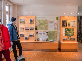 Prospektauslage und Ausstellung von Outdoor-Klamotten