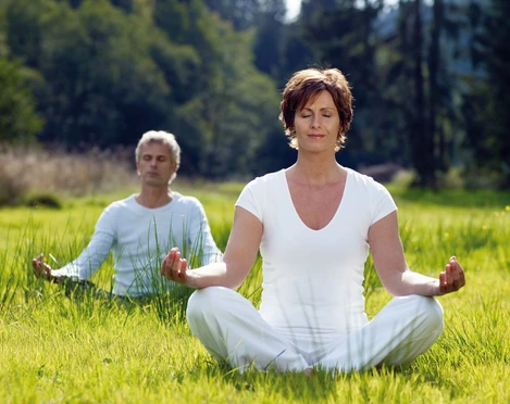 yoga-im-gras_c__imago_das_Bild_OHG_Ulrich_Terschluesen_tourist-information-willingen.jpg