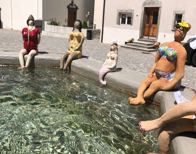 Stazüna - Simpilär Handwerk.jpeg Aufnahme von Kunst im Brunnen von Simplon DorfRecording art in the fountain of Simplon villageIntégration d'œuvres d'art dans la fontaine du village de Simplon