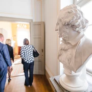 Mendelssohn-Haus Leipzig - Musikstadt Leipzig Büste von Felix Mendelssohn Bartholdy im Vordergrund, im Hintergrund Gäste des Rundgangs durch die Ausstellung im Mendelssohn-Haus, Musikstadt Leipzig, Museen, Kultur