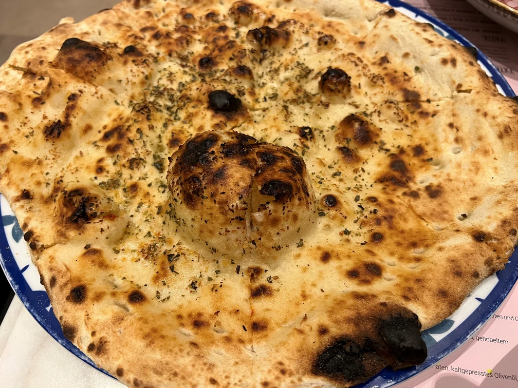 Knoblauchbrot Geröstetes, goldbraunes Knoblauchbrot mit Kräutern verleiht ihm einen aromatischen Duft und Geschmack.