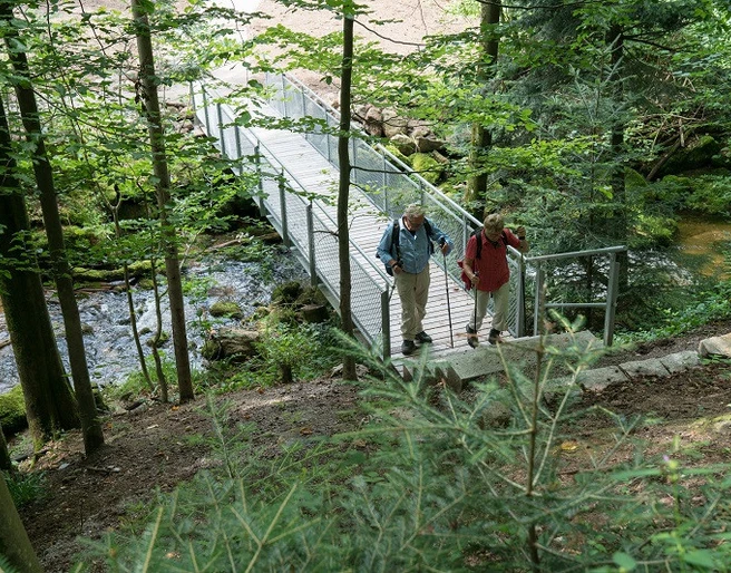 Wanderer auf dem Weg zu den Gertelbach Wasserfällen