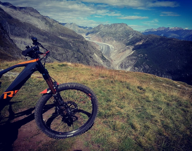 Biken am Aletschgletscher Biken am AletschgletscherBiking next to the Aletsch GlacierFaire du vélo près du glacier d'Aletsch