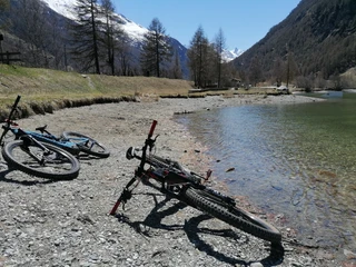 Unterwegs mit Fredy Unterwegs mit FredyOn the road with FredyEn route avec Fredy