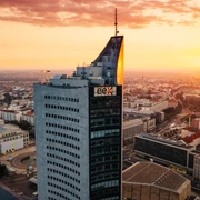 City-Hochhaus mit Aussichtsplattform - Sehenswürdigkeiten in Leipzig Das City-Hochhaus und die Skyline von Leipzig bei Sonnenuntergang, Aussichtspunkte in Leipzig, Freizeit, Sehenswürdigkeiten in Leipzig