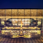Gewandhaus zu Leipzig - Musikstadt Leipzig Blick auf das Gewandhaus zu Leipzig am Augustusplatz in dem das berühmte Gewandhausorchester spielt und das eine wahre Sehenswürdigkeit der Musikstadt Leipzig ist, Kultureinrichtung