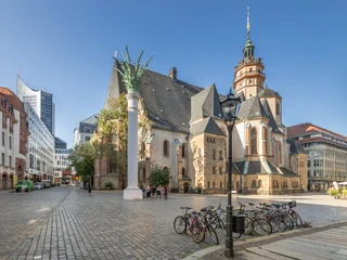 Nikolaikirche Leipzig mit Notenspur - Sehenswürdigkeiten in Leipzig Blick auf die Nikolaikirche und die Nikolaisäule auf dem Nikolaikirchhof auf dem die Friedengebete stattfanden die zur Friedlichen Revolution führten, Kultureinrichtung, Geschichte von Leipzig, Sehenswürdigkeiten