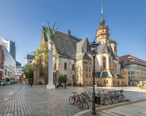 Nikolaikirche Leipzig mit Notenspur - Sehenswürdigkeiten in Leipzig Blick auf die Nikolaikirche und die Nikolaisäule auf dem Nikolaikirchhof auf dem die Friedengebete stattfanden die zur Friedlichen Revolution führten, Kultureinrichtung, Geschichte von Leipzig, Sehenswürdigkeiten