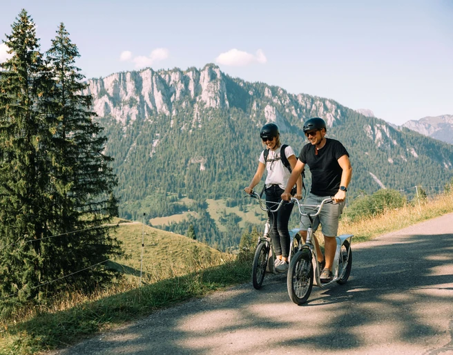 Des descentes en trottinette amusantes au Wiriehorn Spassige Trottinettfahrten am Wiriehorn