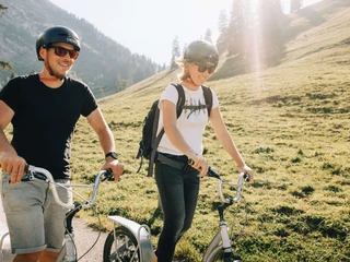 Faire de la trottinette au Wiriehorn : un plaisir pour jeunes et moins jeunes  Trottinettfahren am Wiriehorn: ein Spass für Jung und Alt
