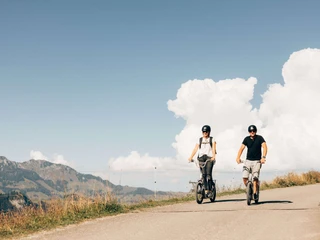 Faire de la trottinette au Wiriehorn Trottinettfahren am Wiriehorn