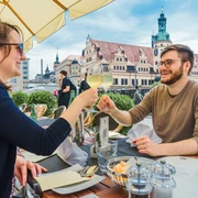 Weinstock Leipzig - Gastronomie in Leipzig Ein junges Paar sitzt auf dem Freisitz des Restaurants Weinstock am Markt Leipzig und genießt gute Küche und leckeren Wein, Freizeit, Gastronomie, KulinarikMladý pár sedí na terase restaurace Weinstock na tržním náměstí v Lipsku a vychutnává si dobré jídlo a lahodné víno, volný čas, gastronomie, kuchařské uměníA young couple sits on the patio of the Weinstock Restaurant at Leipzig Market Square enjoying good food and delicious wine, leisure, eating out, cuisineUn jeune couple est assis sur la terrasse du restaurant Weinstock sur la place du marché de Leipzig et savoure un bon plat et un délicieux vin, Loisirs, Gastronomie, Art culinaireMłoda para siedzi w części zewnętrznej restauracji Weinstock na rynku w Lipsku, zajada się dobrym jedzeniem i delektuje pysznym winem, czas wolny, gastronomia, kulinaria