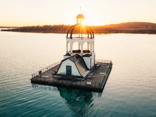 VINETA auf dem Störmthaler See zum Sonnenuntergang - Leipziger Neuseenland Die schwimmende künstliche Erlebnisinsel Vineta auf dem Störmthaler See im Abendlicht, Ausflugsziele, Urlaub