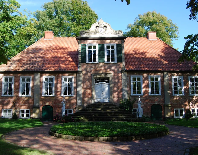 Fikensolt4.JPG Ein historische Backsteinherrenhaus mit symmetrischem Rotdach und gepflegtem Garten.