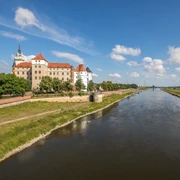 Schloss Hartenfels in Torgau - Sehenswürdigkeiten in der Leipzig Region Panoramaansicht des Schloss Hartenfels, im Vordergrund die Elbwiesen Torgau, Ausflugsziele, Shenswürdigkeiten