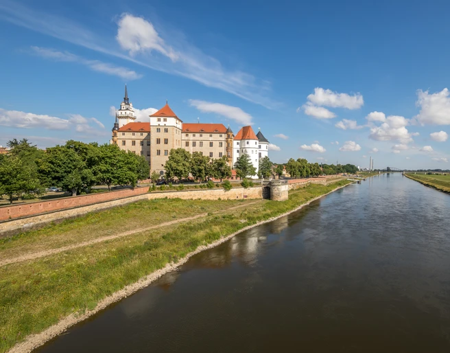 Schloss Hartenfels in Torgau - Sehenswürdigkeiten in der Leipzig Region Panoramaansicht des Schloss Hartenfels, im Vordergrund die Elbwiesen Torgau, Ausflugsziele, Shenswürdigkeiten