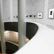 Deutsches Fotomuseum Markkleeberg - Sehenswürdigkeiten in der Leipzig Region Szenischer Blick in das Foyer des Deutschen Fotomuseums; ausgestellte Aufnahmen und die besonders moderne Architektur des Raumes werden deutlich