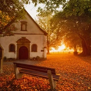 Kapelle "Zur Hilligen Seele" im Herbstlicht, umgeben von buntem Laub und alten Bäumen.