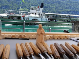 Meissel und Figuren, Blick auf den Quei und Brienzersee mit Dampfschiff Lötschberg
