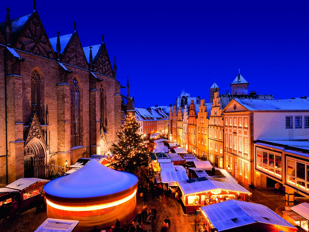 Weihnachtsmarkt 2013(c) Detlef Heese.jpg Weihnachtsmarkt in winterlicher Atmosphäre mit hell erleuchteten Ständen und einer historischen Kirche.Christmas market in a wintry atmosphere with brightly lit stalls and a historic church.Kerstmarkt in een winterse sfeer met helder verlichte kraampjes en een historische kerk.