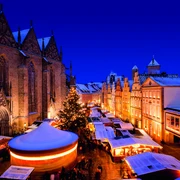 Weihnachtsmarkt 2013(c) Detlef Heese.jpg Weihnachtsmarkt in winterlicher Atmosphäre mit hell erleuchteten Ständen und einer historischen Kirche.Christmas market in a wintry atmosphere with brightly lit stalls and a historic church.Kerstmarkt in een winterse sfeer met helder verlichte kraampjes en een historische kerk.