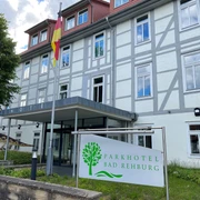 Das moderne Parkhotel Bad Rehburg in einem historischen Gebäude mit Fachwerk und deutscher Flagge.