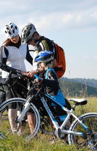 Familie beim Tourenradfahren Familie beim Tourenradfahren