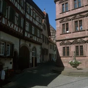 Fachwerk und Altes Rathaus Hochformat