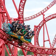 Huracan im BELANTIS AbenteuerReich - Leipzig für Familien Eine Familie rast freudestrahlend mit einem Waggon der Achterbahn Huracan durch die Luft, Ausflugsziel, Freizeitattraktion, Aktiv, Urlaub, Leipzig mit Kindern