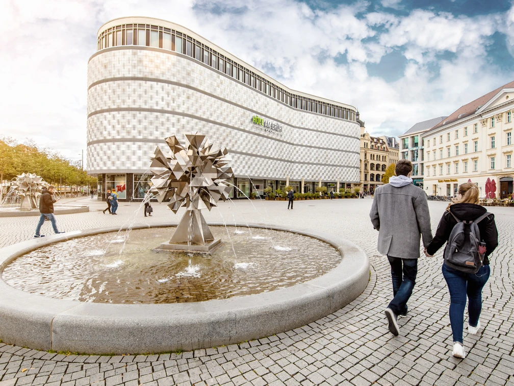 Höfe am Brühl - Shopping in Leipzig Blick auf das Einkaufszentrums Höfe am Brühl vom Richard-Wagner-Platz mit Brunnen im Vordergrund, Freizeit, Shopping, Kurzurlaub
