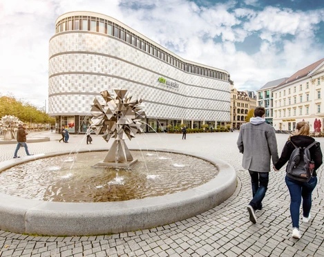 Höfe am Brühl - Shopping in Leipzig Blick auf das Einkaufszentrums Höfe am Brühl vom Richard-Wagner-Platz mit Brunnen im Vordergrund, Freizeit, Shopping, Kurzurlaub